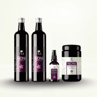 „Vier NUI Noni Produkte vor hellem Hintergrund: zwei Flaschen Noni Original Saft, ein Noni Microbiom Balance Spray und ein Noni Beauty Complex Kapselglas.“