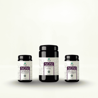 „Drei NUI Noni Nahrungsergänzungsprodukte vor hellem Hintergrund: Noni Immun Booster Kapseln, Noni Upgrade Vital Pulver und Noni Multivitamin Kapseln.“